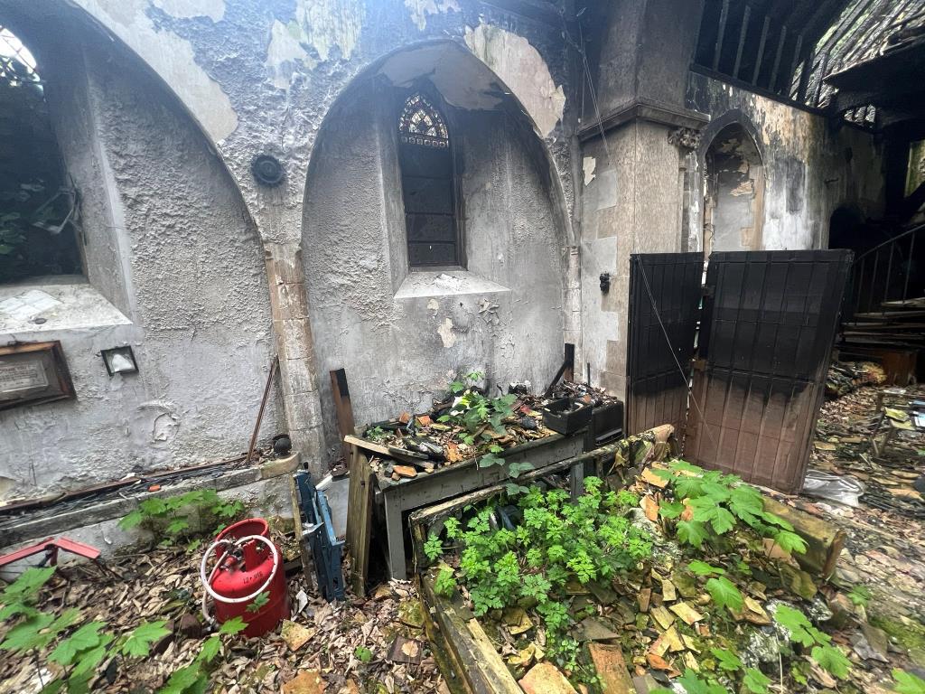 Lot: 178 - FIRE DAMAGED PERIOD LISTED CHURCH - Internal 3
